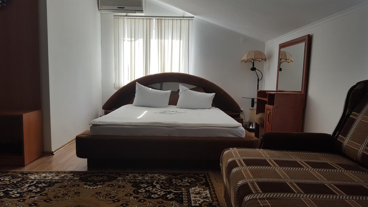 Hotel Confort Drochia ภายนอก รูปภาพ